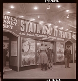 1690 New York, allmänt. Utanför biograf som skyltar med reklam för filmen Stairway to heaven.