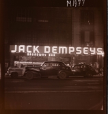 1690 New York, allmänt. Bilar på gatan utanför jack Dempseys Broadway bar.
