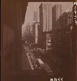 1690 New York, allmänt. Blick från ett fönster nedför aveny med trafik.
