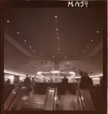 1690 New York, allmänt. Rulltrappa och infromationsdisk på flygplats.