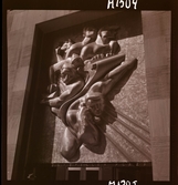 1690 New York, allmänt. Utsmyckning ovanför ingång till Rockefeller Plaza.