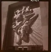 1690 New York, allmänt. Utsmyckning ovanför ingång till Rockefeller Plaza.