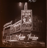 1690 New York, allmänt. Gatubild nattetid. Neonljus, reklam.