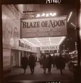 1690 New York, allmänt. Människor utanför biograf Rivoli som visar filmen 