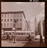 1690 New York, allmänt. Vid ett övergångsställe. En buss passerar. Chrysler building syns i bakgrunden.