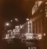 1690 New York, allmänt. Gatan utanför Strand på kvällen.