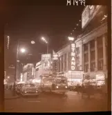 1690 New York, allmänt. Gatan utanför Strand på kvällen.