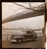 1690 New York allmänt (N.Y. Herald Tribune). George Washington bridge. En bil passerar under bron.