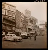 1690 New York allmänt (N.Y. Herald Tribune). Annons- och reklamskyltar på fasader.