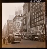 1690 New York allmänt (N.Y. Herald Tribune). Annons- och reklamskyltar på fasader.