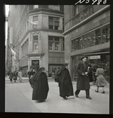 1690 New York allmänt (N.Y. Herald Tribune). Nunnor passerar på trottoaren.