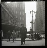 1690 New York allmänt (N.Y. Herald Tribune). K W Gullers promenerar på gatan utanför Grand Central station.