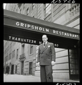 1690 New York allmänt (N.Y. Herald Tribune). En man står på trottoaren framför Gripsholm restaurang.
Restaurangen, som ägdes av Ragnar Asplund, var känd för att servera 