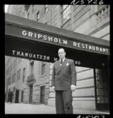 1690 New York allmänt (N.Y. Herald Tribune). En man står på trottoaren framför Gripsholm restaurang.
Restaurangen, som ägdes av Ragnar Asplund, var känd för att servera 