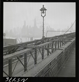 1690 New York allmänt (N.Y. Herald Tribune). Skyline sedd från bro (Brooklyn bridge?)