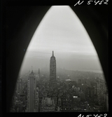1690 New York allmänt (N.Y. Herald Tribune). Kvälls-/ nattbild. Skyskrapor. Empire state building.