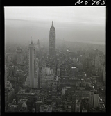 1690 New York allmänt (N.Y. Herald Tribune). Kvälls-/ nattbild. Skyskrapor. Empire stete building.