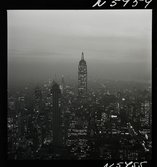 1690 New York allmänt (N.Y. Herald Tribune). Kvälls-/ nattbild. Skyskrapor.
