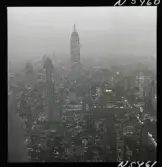 1690 New York allmänt (N.Y. Herald Tribune). Kvälls-/ nattbild. Skyskrapor. Empire state building.