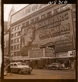 1690 New York allmänt (N.Y. Herald Tribune). Reklam/ annonsering på fasad för filmen 