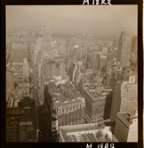 1690 A New York, allmänt. Vy över stadens skyskrapor. Varuhuset Macy's skymtas.