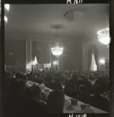 1690 A New York, allmänt. Publik under en tillställning i en salong.