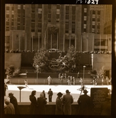 1690 A New York, allmänt. Skridskoåkning framför Rockefeller center.