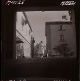 1711 En sjuksköterskas arbetsdag. En sköterska påväg in i sjukhusbyggnad.