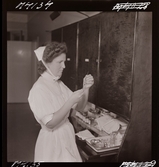 1711 En sjuksköterskas arbetsdag. En sköterska förbereder en spruta.