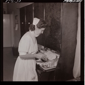 1711 En sjuksköterskas arbetsdag. En sköterska förbereder instrument.