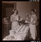 1714 En sjuksköterskas arbetsdag på södersjukhuset. Ett par sköterskor häller upp och serverar kaffe.