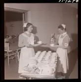 1714 En sjuksköterskas arbetsdag på södersjukhuset. Ett par sköterskor häller upp och serverar kaffe.