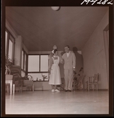 1714 En sjuksköterskas arbetsdag på södersjukhuset. En sköterska hjälper en patient gå med käpp.