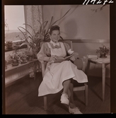 1714 En sjuksköterskas arbetsdag på södersjukhuset. En sköterska sitter och läser i en bok.