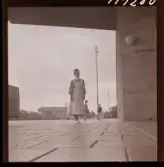 1714 En sjuksköterskas arbetsdag på södersjukhuset. En sköterska påväg in i sjukhusbyggnaden.