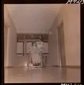 1714 En sjuksköterskas arbetsdag på södersjukhuset. En sköterska påväg in i sjukhusbyggnaden.