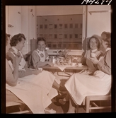 1714 En sjuksköterskas arbetsdag på södersjukhuset. Fikarast. Några sköterskor tar en paus och dricker kaffe.