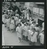 1717/B Rom. Skolflickor står uppställda på trottoaren.