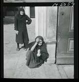 1717/K Istanbul allmänt. Två äldre kvinnor, den ena sitter på trottoaren.