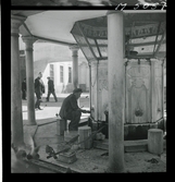 1717/K Istanbul allmänt. En man sittandes vid fontän för tvagning på gårdsplanen till en moské.