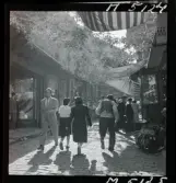 1717/K Istanbul allmänt. Folkliv på gata. Växter och tyger uppspända mellan husen bildar solskydd.