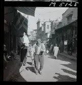 1717/K Istanbul allmänt. Folkliv på gata. En äldre man kommer gåendes.