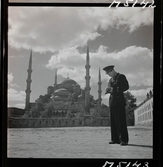 1717/K Istanbul allmänt. En turistande man i uniform står med sin kamera framför moskén Hagia Sofia.