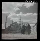 1717/K Istanbul allmänt. Fotograf K W Gullers (t.v.) med sällskap framför moskén Hagia Sofia.