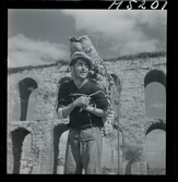 1717/K Istanbul allmänt. En man som bär en korg på ryggen. I bakgrunden en akvedukt.