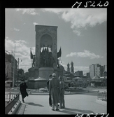 1717/K Istanbul allmänt. Monument/ staty i rondell.