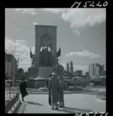 1717/K Istanbul allmänt. Monument/ staty i rondell.