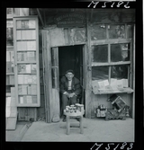 1717/K Istanbul allmänt. Gatuliv. En man sitter i dörröppningen till sin butik.