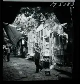 1717/K Istanbul allmänt. Folkliv på gata. Växter och tyger uppspända mellan husen bildar solskydd.