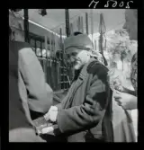 1717/K Istanbul allmänt. Gatuförsäljare. Vid ett stånd tittar turister på varor.